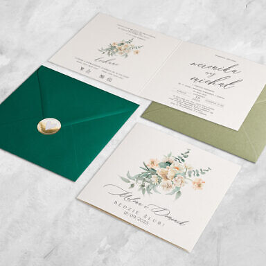 Zaproszenie ślubne otwierane w bok z beżowymi kwiatami i zielonymi listkami