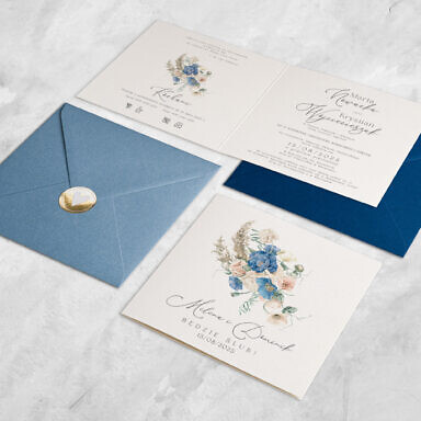 Zaproszenie ślubne otwierane w bok z niebieskimi kwiatami i złotą naklejką