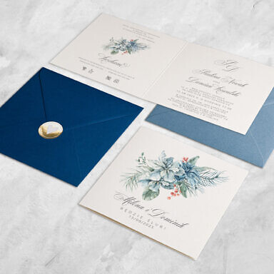 Zaproszenie ślubne otwierane w bok z niebieskimi kwiatami w zestawie z kopertą