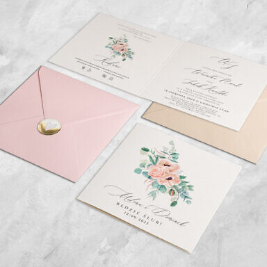 Zaproszenie ślubne łososiowe kwiaty z kolorową kopertą i złotą naklejką