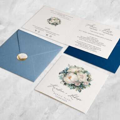 Zaproszenie ślubne z białymi piwoniami z kopertą i złoconą naklejką