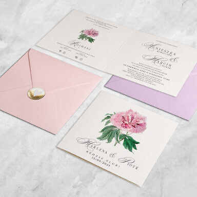 Zaproszenie ślubne z różowym kwiatem i listkiem z kolorową kopertą i naklejką