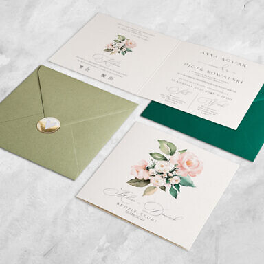 Zaproszenie ślubne łososiowe kwiaty z kolorową kopertą i złotą naklejką