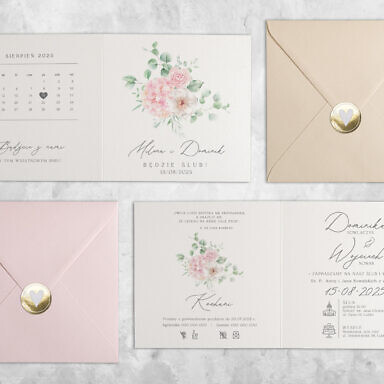 Beżowe zaproszenie ślubne z kwiatami, kolorową kopertą i naklejką