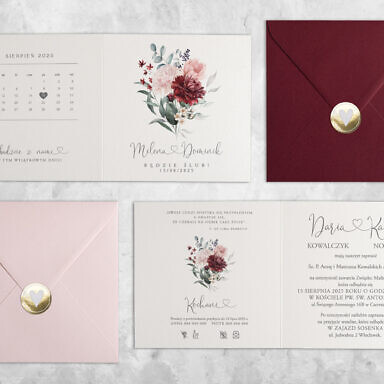 Bordowe zaproszenie ślubne z kwiatami, kolorową kopertą i naklejką