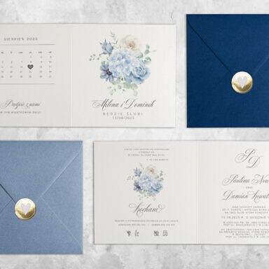 Niebieskie zaproszenie ślubne z kwiatami, kolorową kopertą i naklejką
