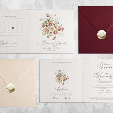 Bordowe zaproszenie ślubne z kwiatami, kolorową kopertą i naklejką