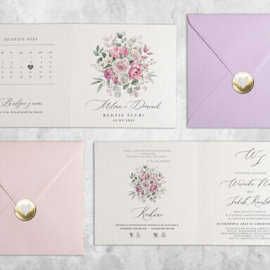 Fioletowe zaproszenie ślubne z kwiatami, kolorową kopertą i naklejką
