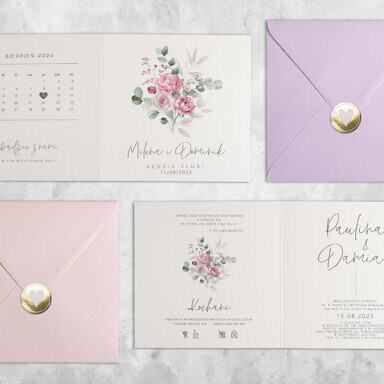 Liliowe zaproszenie ślubne z kwiatami, kolorową kopertą i złotą naklejką