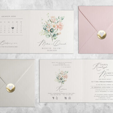 Różowe zaproszeni ślubne z motywem kwiatowym z kolorową kopertą