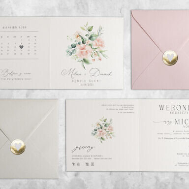 Brzoskiwiniowe zaproszenie ślubne z kwiatami, kolorową kopertą i złotą naklejką