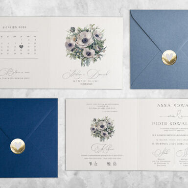 Białe maki zaproszenie ślubne z kwiatami z kolorową kopertą i złotą naklejką