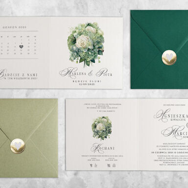 Białe róże zaproszenie ślubne z kwiatami z kolorową kopertą i złotą naklejką