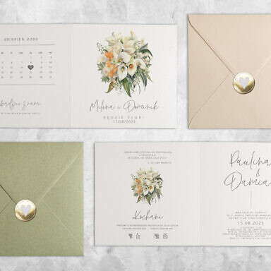 Białe lilie zaproszenie ślubne z kwiatami z kolorową kopertą i złotą naklejką