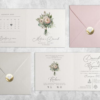 Kremowe piwonie w bukiecie zaproszenie ślubne z kwiatami z kolorową kopertą i złotą naklejką