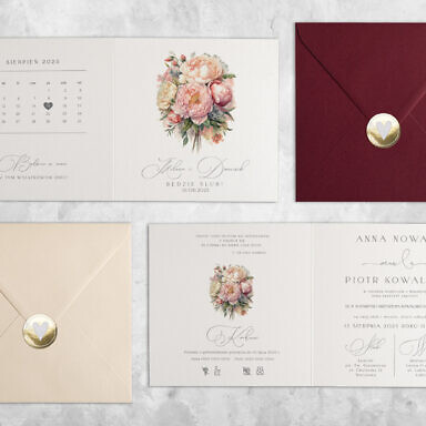 Różowe piwonie zaproszenie ślubne z kwiatami z kolorową kopertą i złotą naklejką