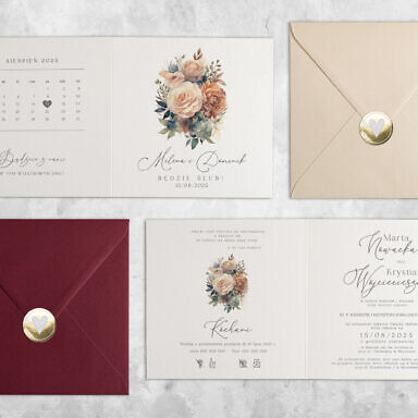 Beżowe róże zaproszenie ślubne z kwiatami z kolorową kopertą i złotą naklejką