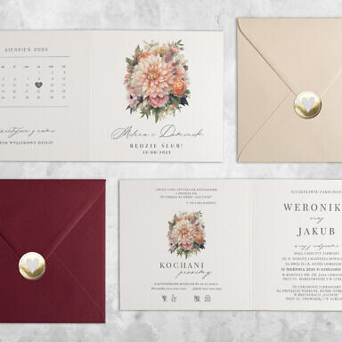 Brzoskwiniowa dalia zaproszenie ślubne z kwiatami z kolorową kopertą i złotą naklejką