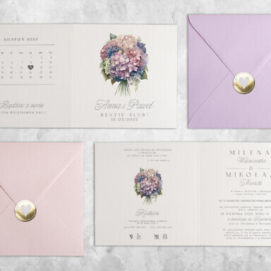 Wrzosowe zaproszenie ślubne z kwiatami z kolorową kopertą i złotą naklejką