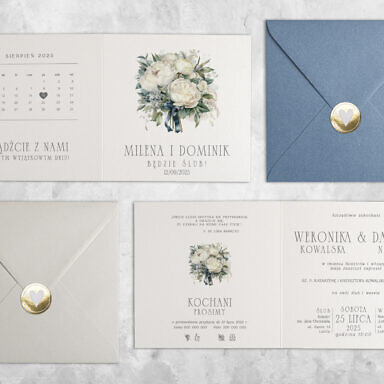 Biały bukiet ze wstążką zaproszenie ślubne z kwiatami z kolorową kopertą i złotą naklejką