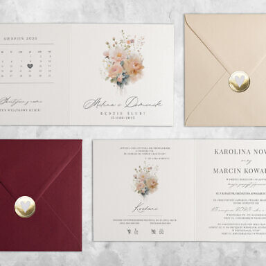 Kremowe zaproszenie ślubne z kwiatami z kolorową kopertą i złotą naklejką