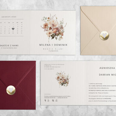 Jesienne zaproszenie ślubne z kwiatami z kolorową kopertą i złotą naklejką