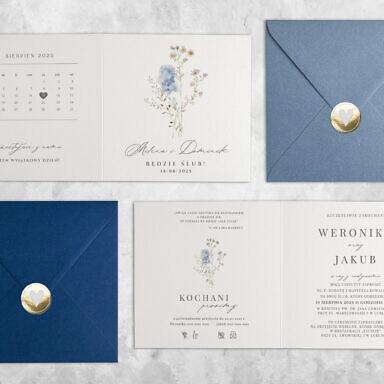 Niebieskie zaproszenie ślubne z kwiatami z kolorową kopertą i złotą naklejką