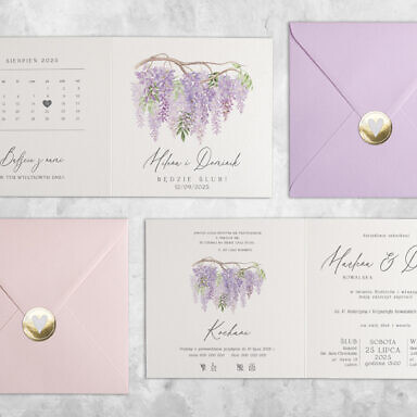 Fioletowy bez zaproszenie ślubne z kwiatami z kolorową kopertą i złotą naklejką
