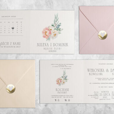 Białe zaproszenie ślubne z kwiatami z kolorową kopertą i złotą naklejką