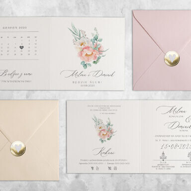 Pomarańczowe zaproszenie ślubne z kwiatami z kolorową kopertą i złotą naklejką