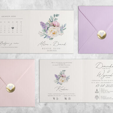 Fioletowe zaproszenie ślubne z kwiatami z kolorową kopertą i złotą naklejką