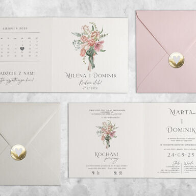 Różowe zaproszenie ślubne z kwiatami z kolorową kopertą i złotą naklejką