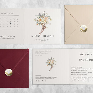 Brzoskwiniowe zaproszenie ślubne z kwiatami z kolorową kopertą i złotą naklejką