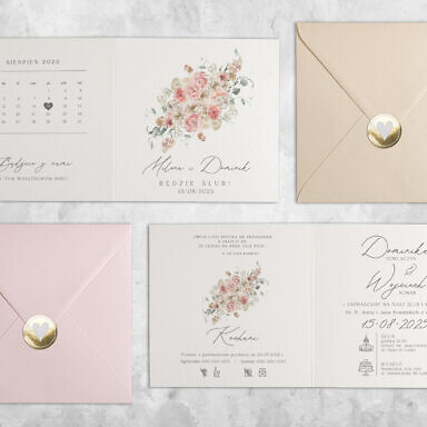 Pomarańczowe zaproszenie ślubne z kwiatami z kolorową kopertą i złotą naklejką