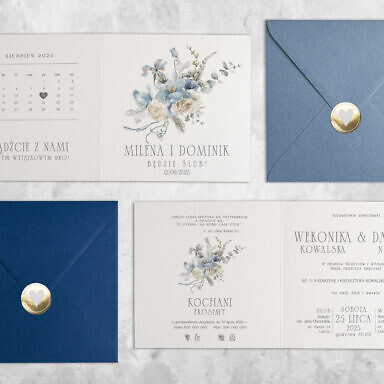 Błękitne zaproszenie ślubne z kwiatami z kolorową kopertą i złotą naklejką