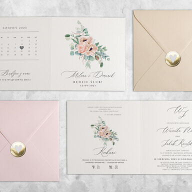 Beżowe zaproszenie ślubne z kwiatami z kolorową kopertą i naklejką