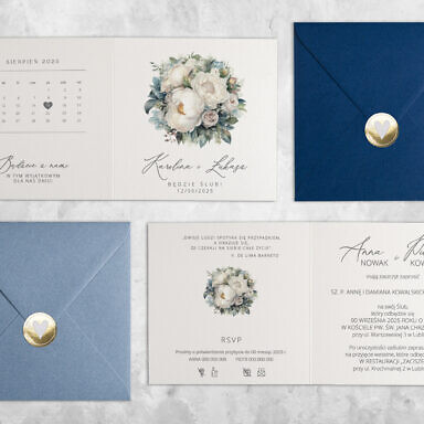 Białe pąki piwonii zaproszenie ślubne z kwiatami z kolorową kopertą i złotą naklejką