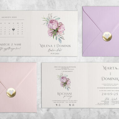 Liliowe zaproszenie ślubne z kwiatami z kolorową kopertą i naklejką