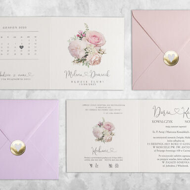 Różowe zaproszenie ślubne z kwiatami z kolorową kopertą i naklejką